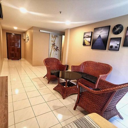 Em Homestay Pekan Pangkor Esterno foto