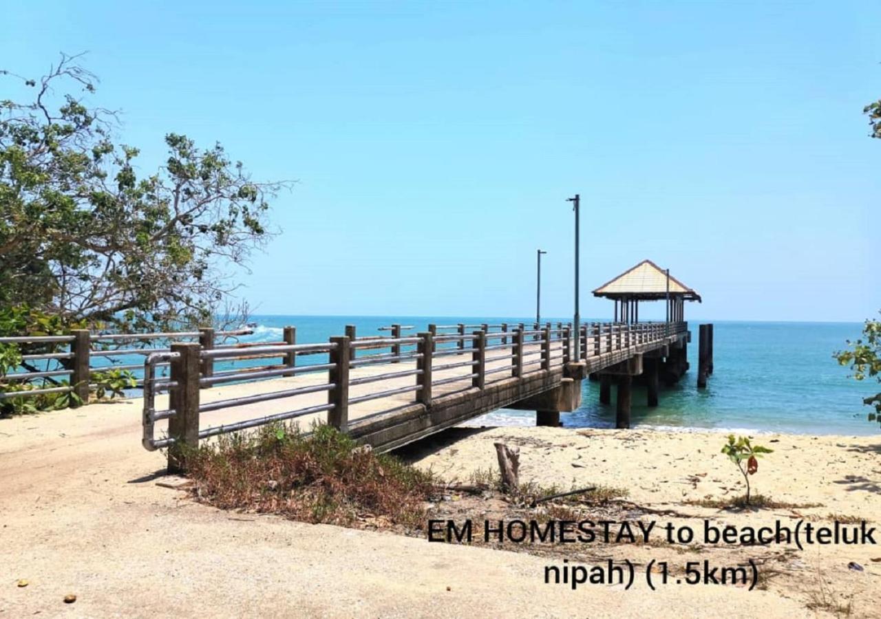 Em Homestay Pekan Pangkor Esterno foto