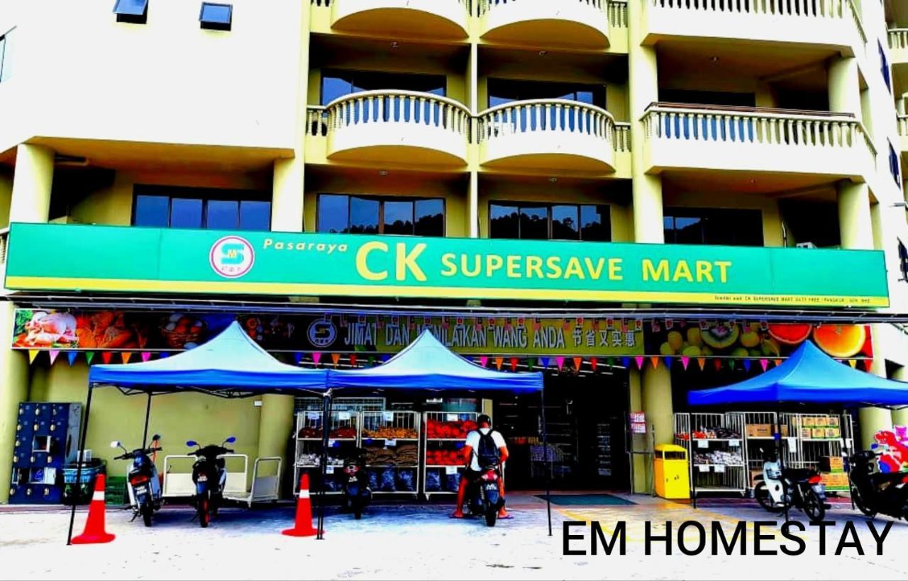 Em Homestay Pekan Pangkor Esterno foto