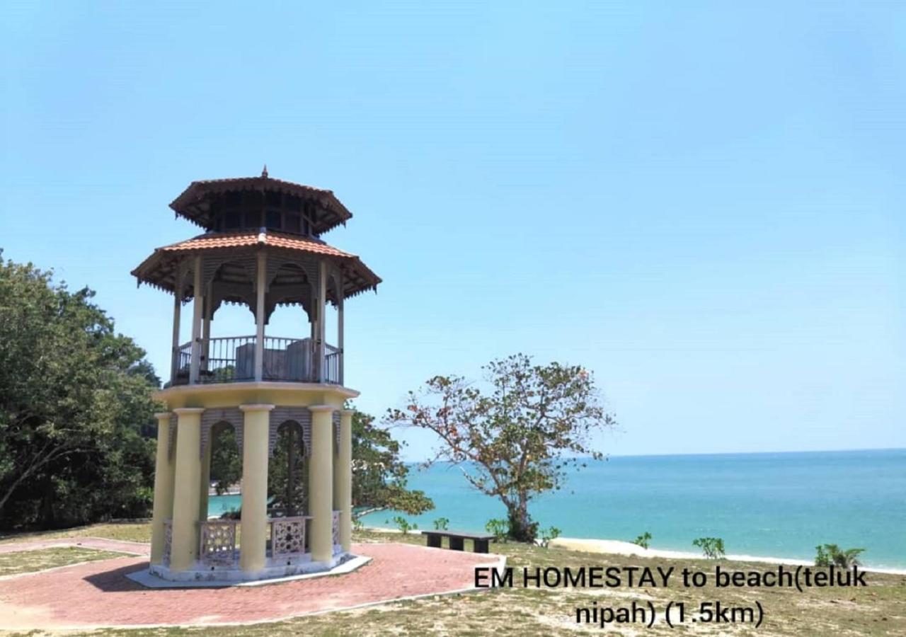 Em Homestay Pekan Pangkor Esterno foto