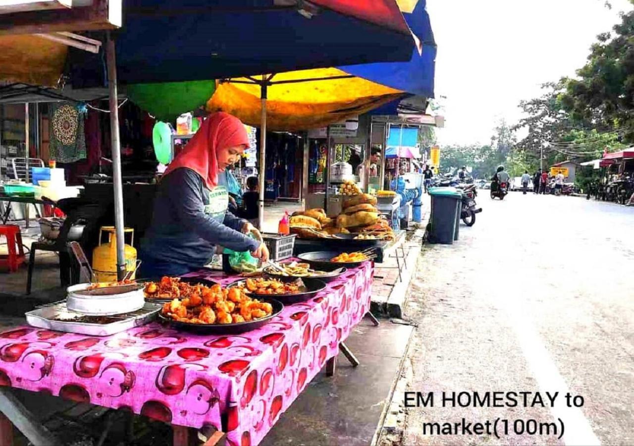 Em Homestay Pekan Pangkor Esterno foto