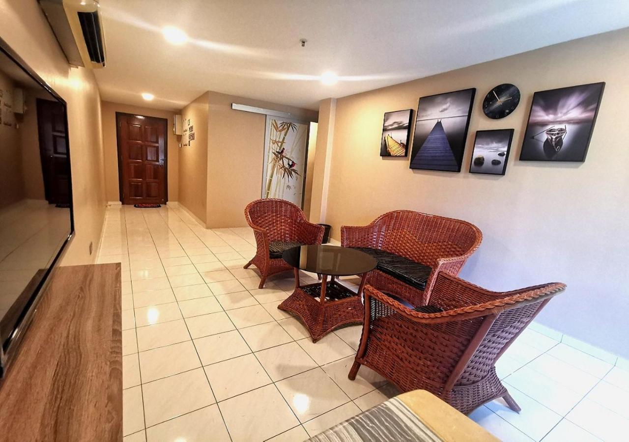 Em Homestay Pekan Pangkor Esterno foto
