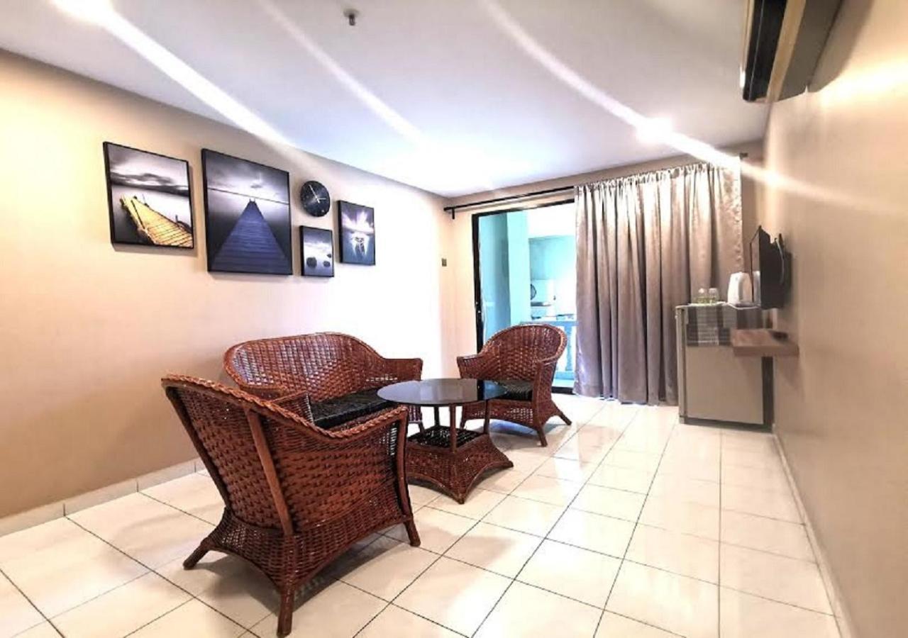 Em Homestay Pekan Pangkor Esterno foto
