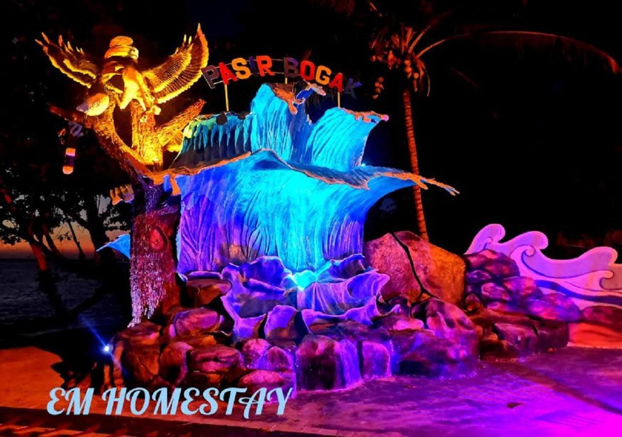 Em Homestay Pekan Pangkor Esterno foto